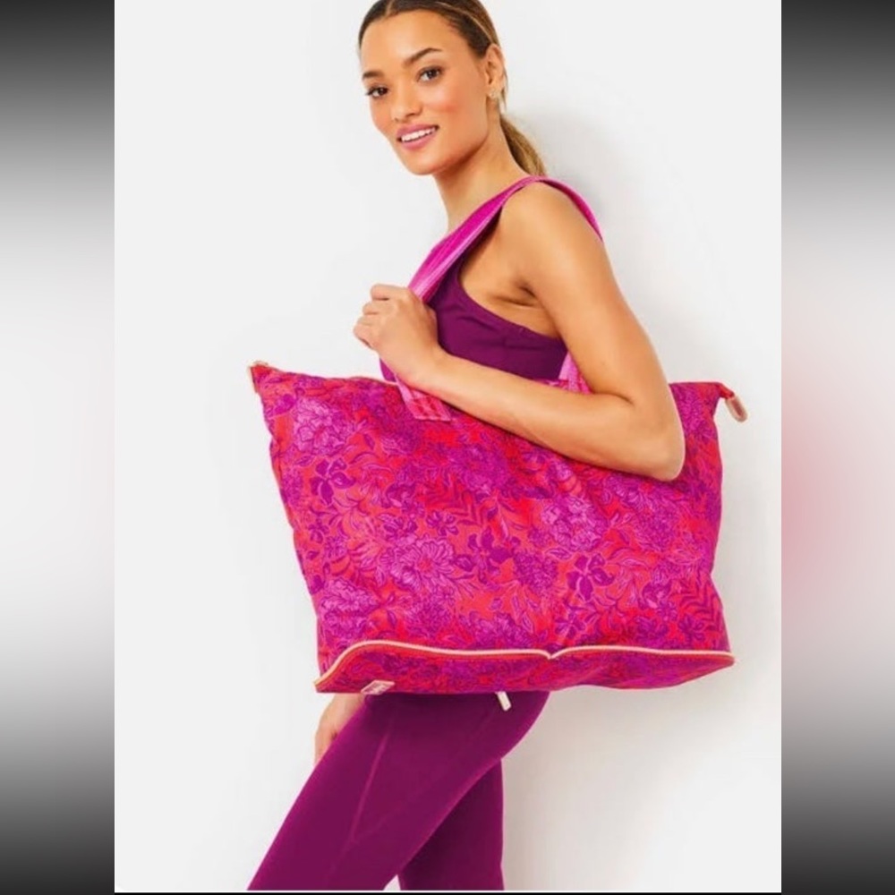 NWT Lilly Pulitzer getaway packable tote in amaryllis red!